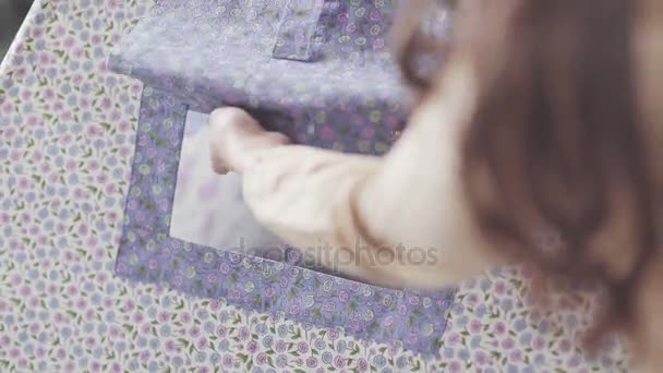 Mujer decorador termina para hacer tienda de campaña tipi. Ventana Childrens House — Vídeos de Stock
