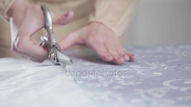 Close-up de um par de tesouras em mãos femininas. Tesoura pano cortado . — Vídeo de Stock