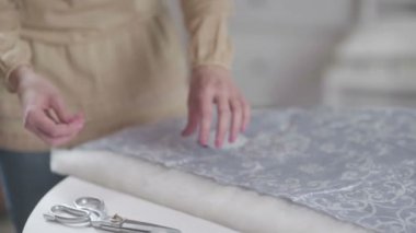 Kadın terzi çengelli iğne iğne yatağın çeker.