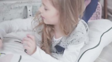 Küçük şirin kız kreş peluş oyuncaklar ile oynama