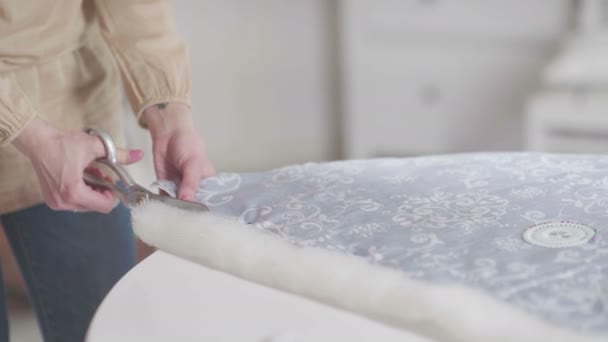Costurera en el trabajo: hace cosechar el futuro de las prendas, corta la tela — Vídeo de stock
