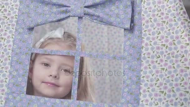 Tjej med blont hår sitter i en leksak hus och ser ut genom fönstret — Stockvideo