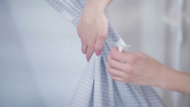 Detail z ženských rukou shromažďovat podrobnosti o dětský stan týpí. — Stock video