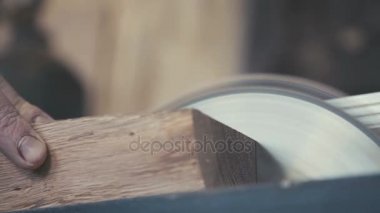 Dönen yakın çekim bıçak ve bir parça tahta testere gördüm