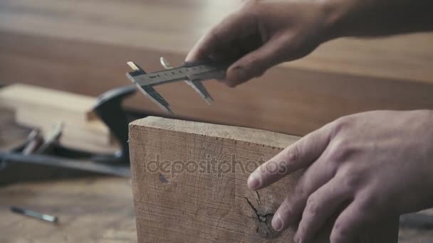 Κοντινό πλάνο του ένα παχύμετρο στα χέρια του ένα ενωτικό ή ξυλουργός. — Αρχείο Βίντεο