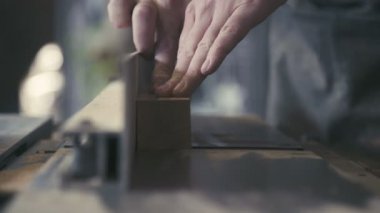 Bir marangoz elleri ve jipler araçları çalışır. Modern woodworker, woodman.
