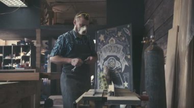 Marangoz ustası Kereste Ahşap doğrama kavramı.