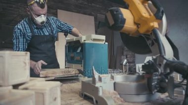 Ben marangoz çalışma işlemi. Ahşap kavram.