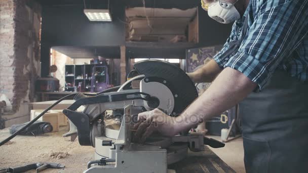 Primer plano: sierra de panel en el taller de carpintería. Sierra de plantilla eléctrica — Vídeos de Stock