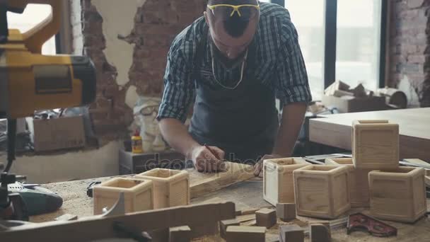 Joiner trabaja con un rompecabezas eléctrico y procesa productos de madera — Vídeo de stock