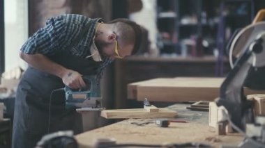 Ben marangoz işyeri. Marangoz bir planer bir atölye ile çalışır