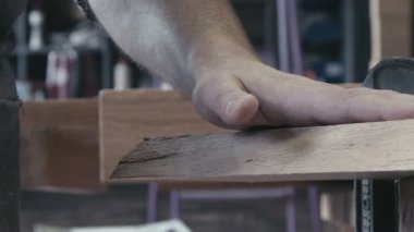 Bir marangoz elleri ve jipler araçları çalışır. Marangoz