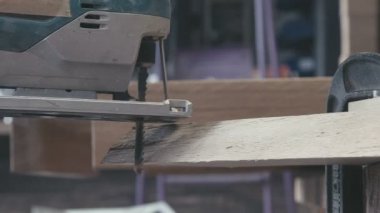 Elektrikli testere çalışma yakın çekim. Modern sanayi.