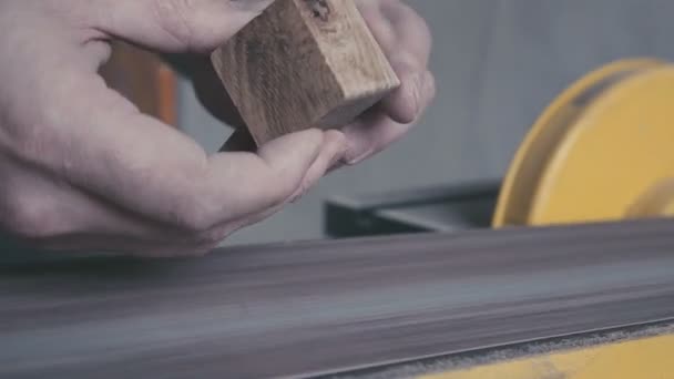 Manos un carpintero y carpinteros herramientas work.Carpenter hace muebles . — Vídeo de stock