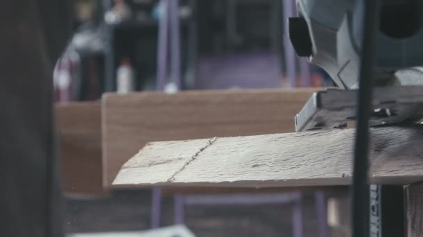 Gros plan de scie sauteuse électrique coupée en bois. Menuisier mène puzzle pour le bois — Video