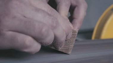 Bir marangoz elleri ve jipler araçları çalışır. Marangoz mobilya yapar.