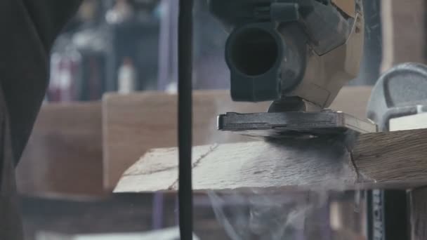 Γκρο πλαν λεπτομέρειες της εργασίας ενός ξυλουργού. Ηλεκτρικά μηχανήματα — Αρχείο Βίντεο