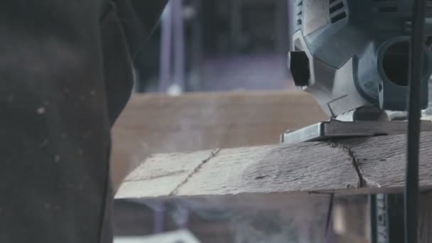 Ξυλουργός κρατώντας το ξύλο και να γυαλίζει το. Λείανσης. — Αρχείο Βίντεο