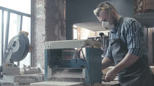 Joiner arbetande i mask och glasögon för säkerhet. Slow motion — Stockvideo