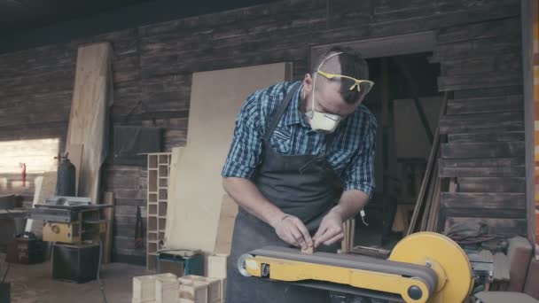 Joiner werken in masker en glazen voor veiligheid. Timmerman — Stockvideo