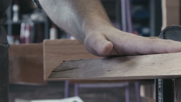 Die Hände des Tischlers und der Tischlerwerkzeuge arbeiten. Tischler — Stockvideo