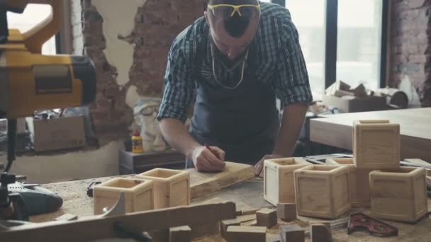 Joiner trabaja con un rompecabezas eléctrico y procesa productos de madera — Vídeos de Stock