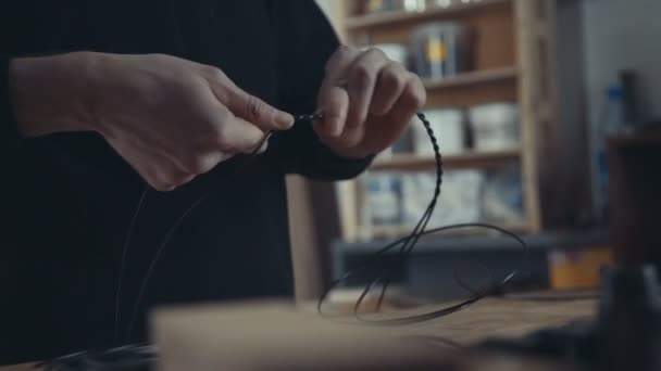 Meister macht Retro-Elektriker schwarze Drahtverrenkungen. Handwerk, Dachboden — Stockvideo