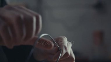 Ana bir elektrikçi Close-Up bükülmüş tasarım siyah tel yapıyor.