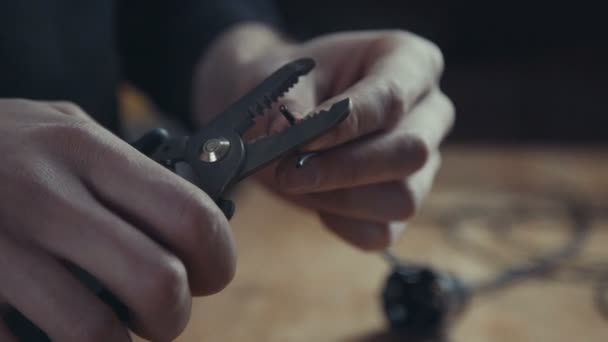 Handwerker repariert ein elektrisches Kabel oder Verkabelung mit einer Zange — Stockvideo