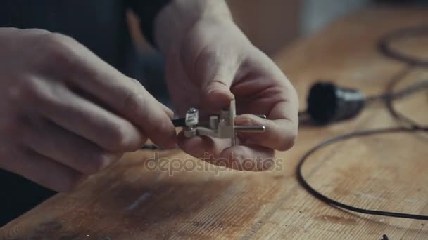 Nahaufnahme eines Elektrikers, der mit einem Schraubenzieher an der Verkabelung arbeitet — Stockvideo