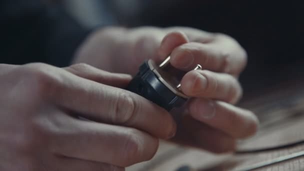 Detail ruční elektrikář pracuje na zapojení šroubovákem — Stock video