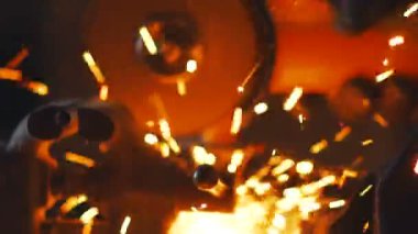 Slowmotion. Bir taşınabilir Daire bıçkılar - iş süreci yakın çekim.