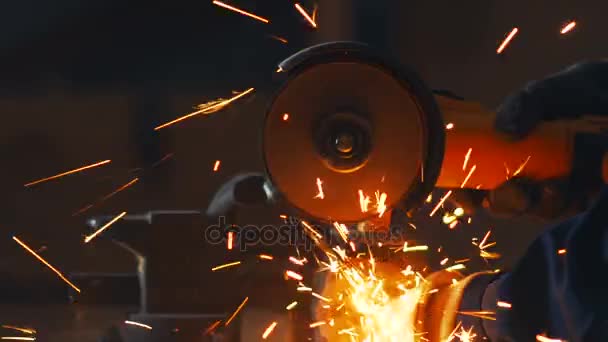 Ручне заточування і різання металу шліфувальною машиною — стокове відео