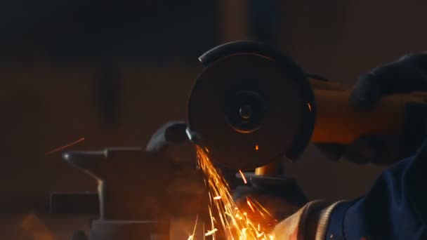 Sparks from the metal. scintille calde rosse a macinazione materiale d'acciaio — Video Stock