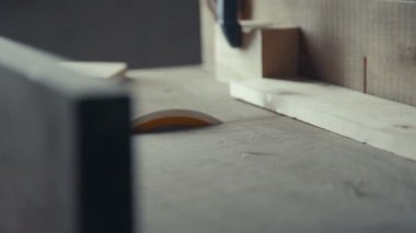 Bir marangoz elleri ve jipler araçları çalışır. Marangoz mobilya yapar.