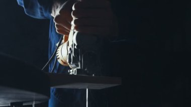 Slowmotion. Adam bir parça odun kesme elektrikli testere ile