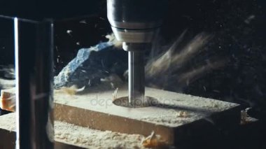 Slowmotion. Adam bir parça odun kesme elektrikli testere ile