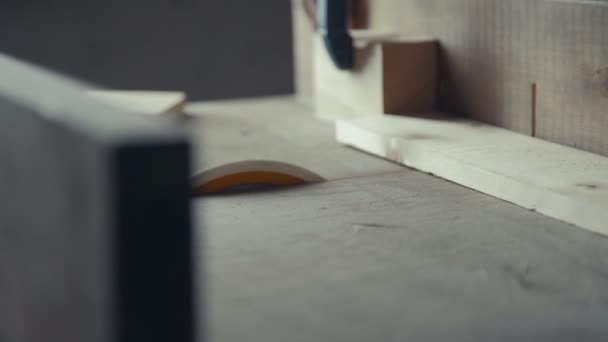 Übergibt ein Schreiner und Tischler-Werkzeuge arbeiten. Tischler ... Übergibt ein Schreiner und Tischler-Werkzeuge arbeiten. Tischler ...