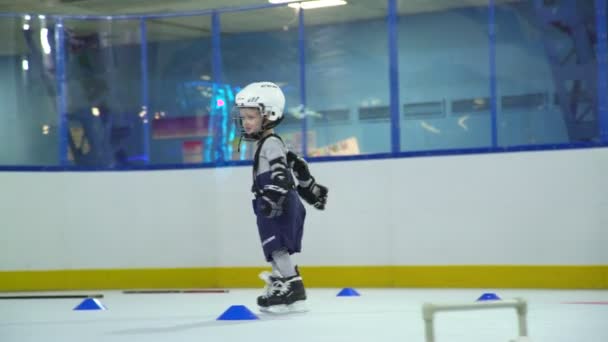 Rosja, Nowosybirsk 2017: Mały chłopiec hokeista w mundurze na lodzie — Wideo stockowe