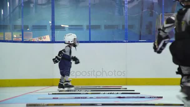 Россия, Новосибирск, 2017: Детская хоккейная подготовка . — стоковое видео
