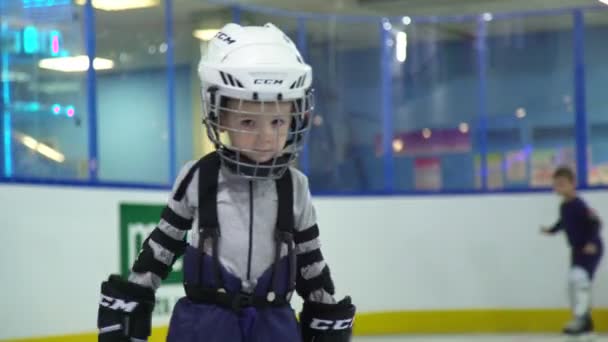 Ryssland, Novosibirsk, 2017: Ett barn lär sig att spela hockey — Stockvideo