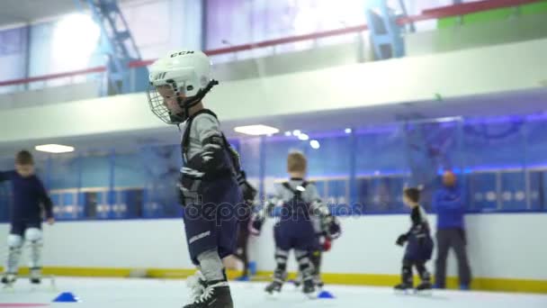 Oroszország, Novoszibirszk, 2017: A gyermek megtanulja, hogy játszani jégkorong — Stock videók