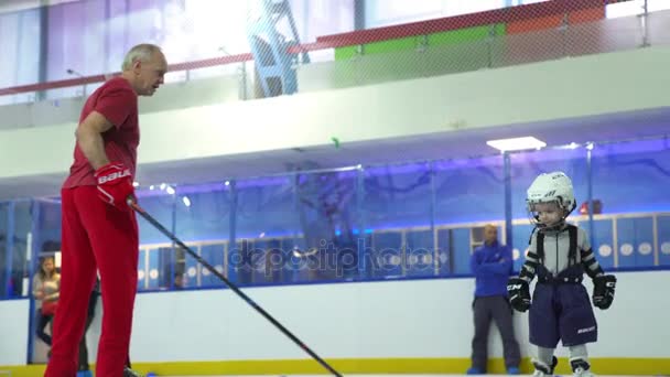 Россия, Новосибирск, 2017: детская хоккейная команда с тренером . — стоковое видео