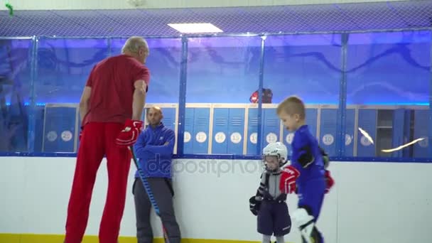 Rusia, Novosibirsk, 2017: entrenamiento de hockey para niños. Equipo de hielo junior . — Vídeos de Stock