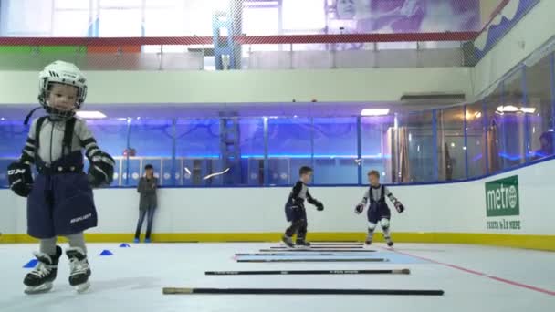 Russia, Novosibirsk, 2017: Children perform training exercises — Stock Video