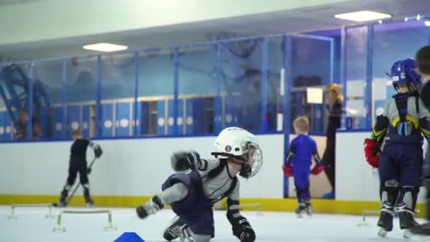 Rusia, Novosibirsk, 2017: Pequeño jugador de hockey cae y luego sube — Vídeo de stock