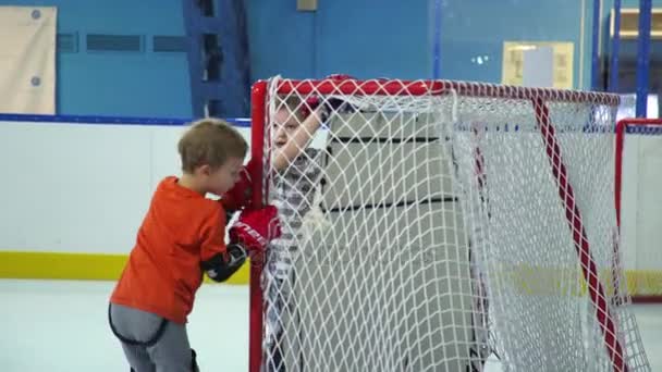 Rusia, Novosibirsk, 2017: Deportes infantiles: entrenamiento de hockey sobre hielo — Vídeos de Stock
