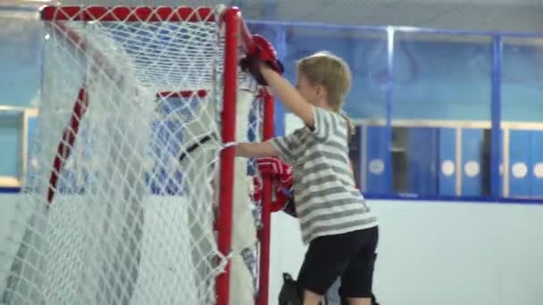 Russia, Novosibirsk, 2017: I bambini stanno vicino ai cancelli dell'hockey — Video Stock