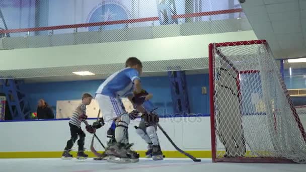 Russia, Novosibirsk, 2017: Sport per bambini: allenamento di hockey su ghiaccio . — Video Stock