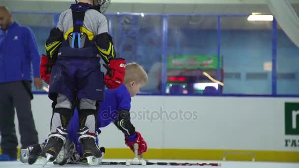 Rusko, Novosibirsk, 2017: Děti sen: profesionální sport. — Stock video